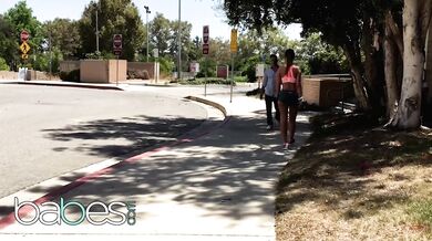 Blondína Daisy si nadoraz osedlala čuráka v divočine