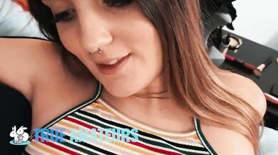 Poctivý nášup zozadu pre Kinsley po hlbokom orále na kameru