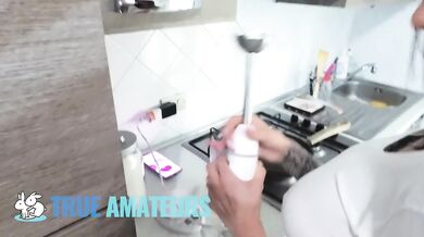 Chanty nadoraz rozťahuje nohy pre poriadne vŕtanie a tekuté prekvapenie