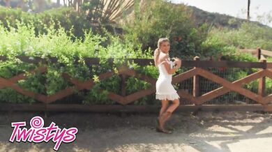 Poctivé prstovanie pekáča Destiny Cruz uprostred prírody