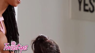 Alexis Tae v ružových lanách prosí o nášup od Kiry Noir