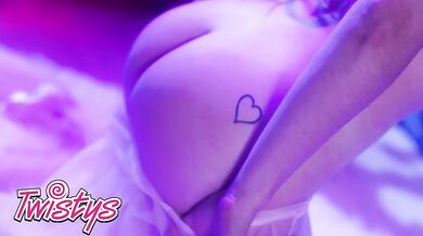 Lilly Bell v bielom čipkovom náreze odhaľuje svoje hriešne telo