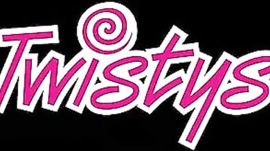 Lilly Bell v bielom čipkovom náreze odhaľuje svoje hriešne telo