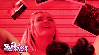 Lilly Bell si nadoraz plní dierku jazykom Sabiny Rouge