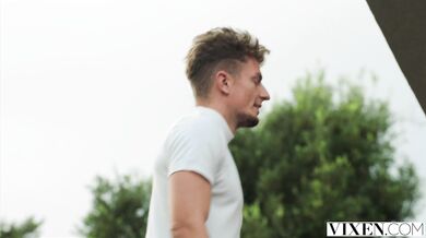 Poctivé vyprášenie Polly Yangs a Ery Queen v jednej posteli