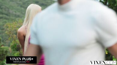 Poctivé vyprášenie Polly Yangs a Ery Queen v jednej posteli