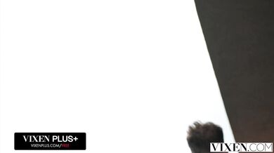 Poctivé vyprášenie Polly Yangs a Ery Queen v jednej posteli