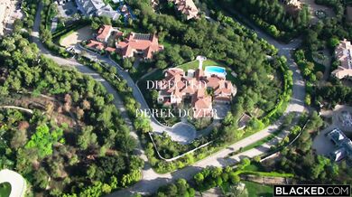 Violet Myers a jej dierky v obliehaní troch BBC