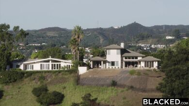 Violet Myers a jej dierky v obliehaní troch BBC