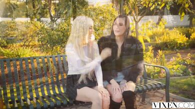 Dve nadržené kamošky si striedajú čurák