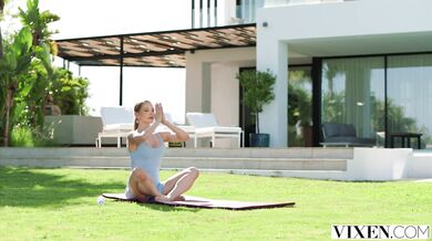 Drsný nárez pre ohybnú blondínu Alexu Martens