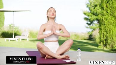 Drsný nárez pre ohybnú blondínu Alexu Martens