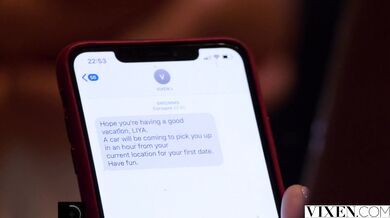 Zrzka a bruneta v divokej trojke vonku