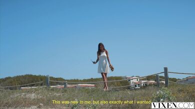 Zrzka a bruneta v divokej trojke vonku