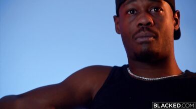 Diamond Banks nenasýtene heká pod nájazdmi masívneho BBC