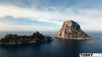 Táto nadržaná blondína si nechala nadoraz vyplniť prdel horúcou mrdkou