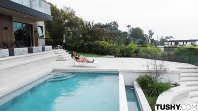 Jessie Rogers a jej rozmrdaný zadok po nadčase s šéfovým pérom