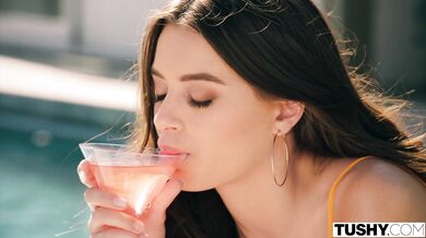 Lana Rhoades a jej zadok nadoraz zaplnený mrdkou