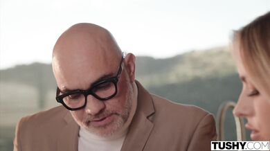 Anna Claire Clouds a jej dokonalý zadok v totálnom hardcore výplachu