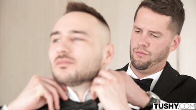 Cherry Kiss a jej totálny orgazmus počas drvenia dvoma mackami