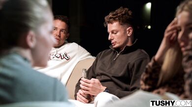 Britney Dutch si nechala nadržane roztiahnuť piču aj riť dvoma obrími kármi v brutálnej trojke