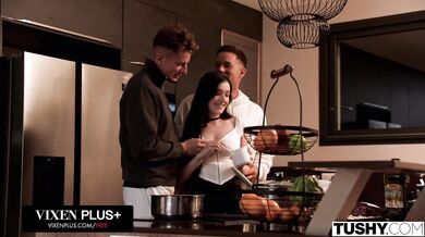 Britney Dutch si nechala nadržane roztiahnuť piču aj riť dvoma obrími kármi v brutálnej trojke