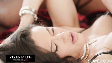 Phoenix Marie a Penny Barber v divokej lesbickej jazde, kde tvár slúži ako sedlo pre MILFku