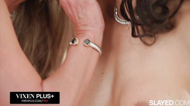 Phoenix Marie a Penny Barber v divokej lesbickej jazde, kde tvár slúži ako sedlo pre MILFku