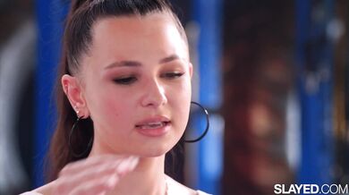 Pozri sa na túto nálož sexu, kde Vanna Bardot predvádza svoje neuveriteľné telo aj zručnosti