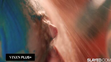 Pozri sa na túto nálož sexu, kde Vanna Bardot predvádza svoje neuveriteľné telo aj zručnosti