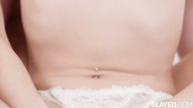 Kenna James a Della Cate v nadržanej dievčenskej akcii plnej lízania, prstenia a vzájomného uctievania tiel