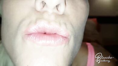 Nadržaná blonďavá mamička a jej divoká jazda s vibrátorom v priamom prenose