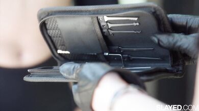 Valentina Nappi a Nicole Vaunt v divokej lesbickej jazde s priehľadným dildom v hlavnej roli