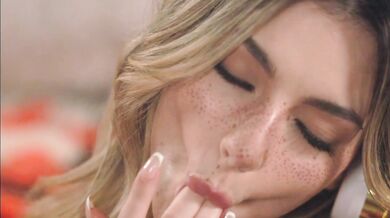 Charlotte Stokley a Demi Hawks v divokej lesbickej jazde kde tvár slúži ako sedlo