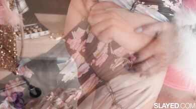 Savvy Suxx a Jayden Cole si užili žhavé lesbické hrátky plné olizovania a maznania