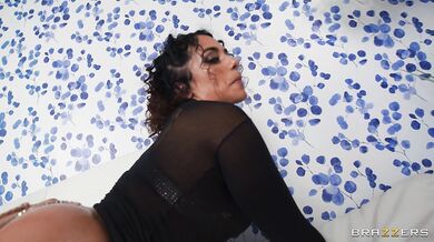 Latina MILF a jej nadržaný anál po ktorom nasledoval hlboký výstrek priamo do dierky