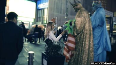 Haley a jej prvá skúsenosť s najväčšou čiernou kladou v tomto drsnom videu