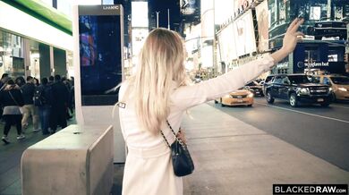 Haley a jej prvá skúsenosť s najväčšou čiernou kladou v tomto drsnom videu