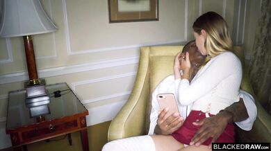 Haley a jej prvá skúsenosť s najväčšou čiernou kladou v tomto drsnom videu