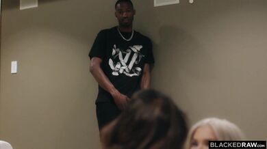 Emma Rosie a Isabella Jules si užili túto interracial trojku a obe skončili s mokrou káčou