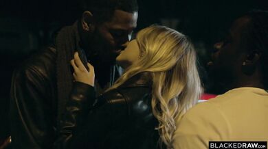 Interracial nárez s dvoma černochmi a jednou nadržanou blondínkou v DP pozícii