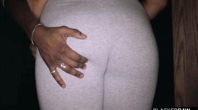 Drsný interracial nárez kde táto nadrženka dostala masívny náklad od černocha