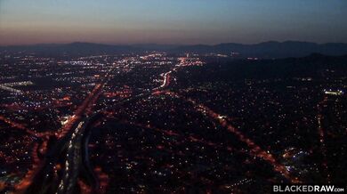 Nadržaná blondína Ashley Lane a jej divoká jazda s dvoma obrími čiernymi chvostmi