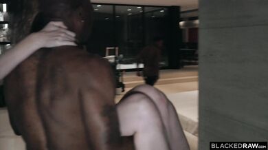 Nadržaná blondína Ashley Lane a jej divoká jazda s dvoma obrími čiernymi chvostmi