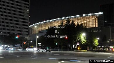 Drobná modelka v drsnej medzirasovej akcii, kde sa jej tesná punda musela podvoliť veľkej čiernej klade