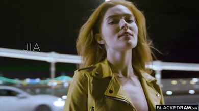 Ryšavá kráska a jej neukojiteľná chuť na černošskú kladu v drsnej medzirasovej akcii