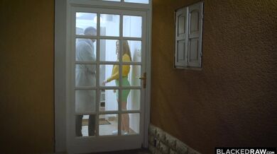 Ryšavá kráska a jej neukojiteľná chuť na černošskú kladu v drsnej medzirasovej akcii