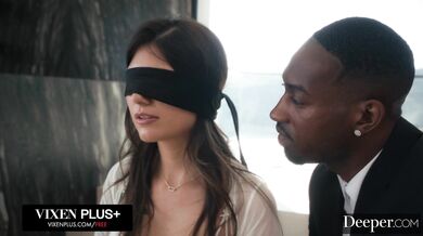 Nádherná Charlotte Mae so zaviazanými očami a jej totálne odovzdanie v hromadnom sexe