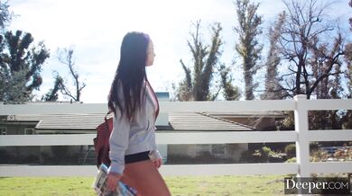 Nadržaná brunetka Karlee sa nechala uniesť svojimi najtemnejšími fantáziami v tejto žhavej scéne