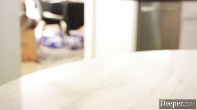 Nadržaná brunetka Karlee sa nechala uniesť svojimi najtemnejšími fantáziami v tejto žhavej scéne